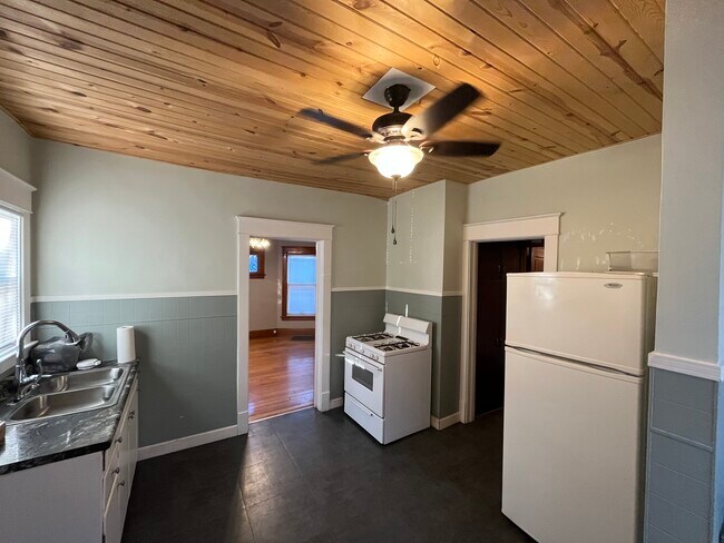 Building Photo - 413 6th St