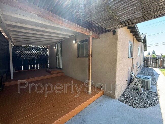 Building Photo - 208 N Acacia Ave