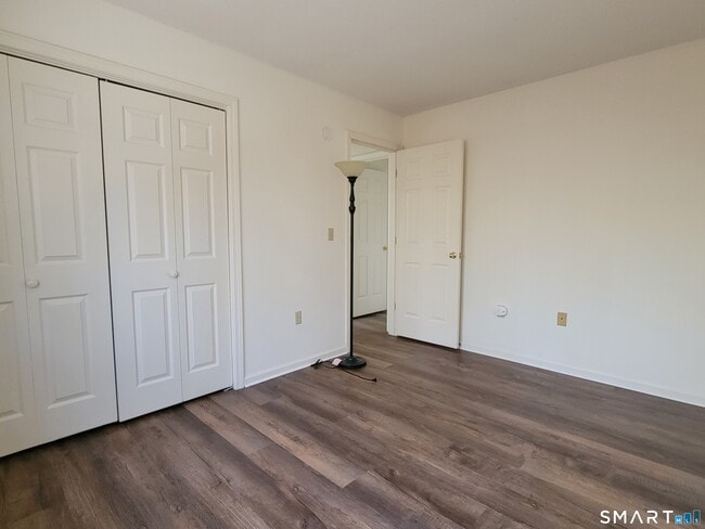 Building Photo - 799 Middle Turnpike