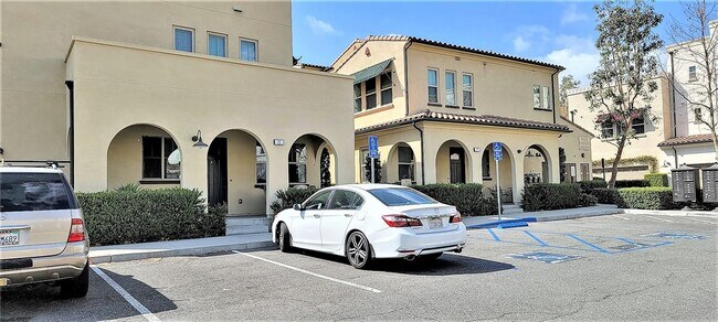 Building Photo - 2 Adelfa St