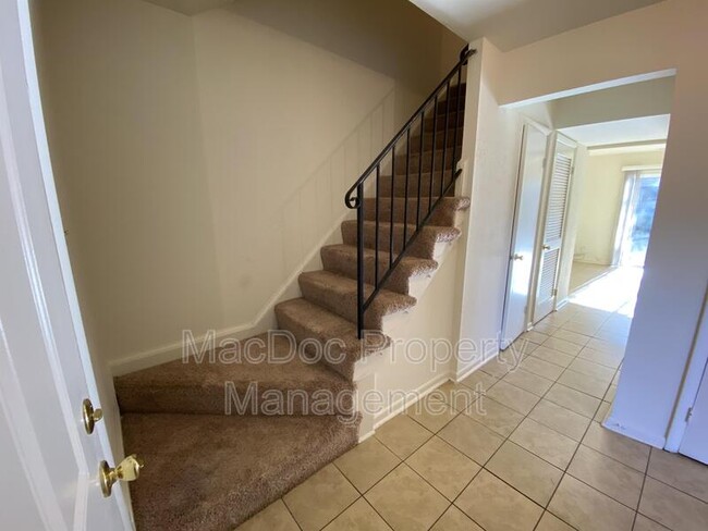 Building Photo - 53 Maple Dr