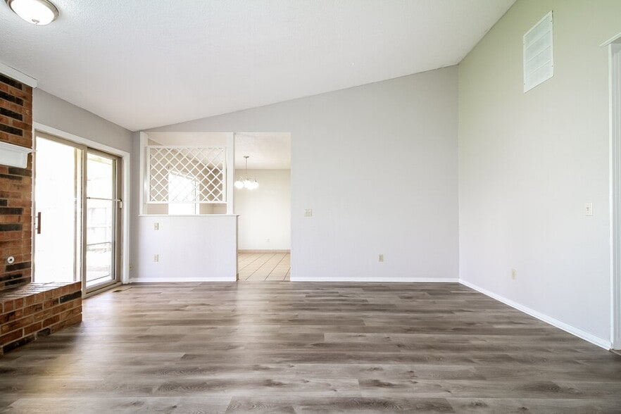 Building Photo - 1353 Oswego Dr