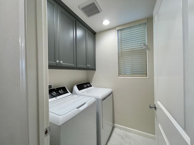 Building Photo - Newer Napa 2 Bedroom 2 Bathroom Condo; Both Bedrooms En-Suite