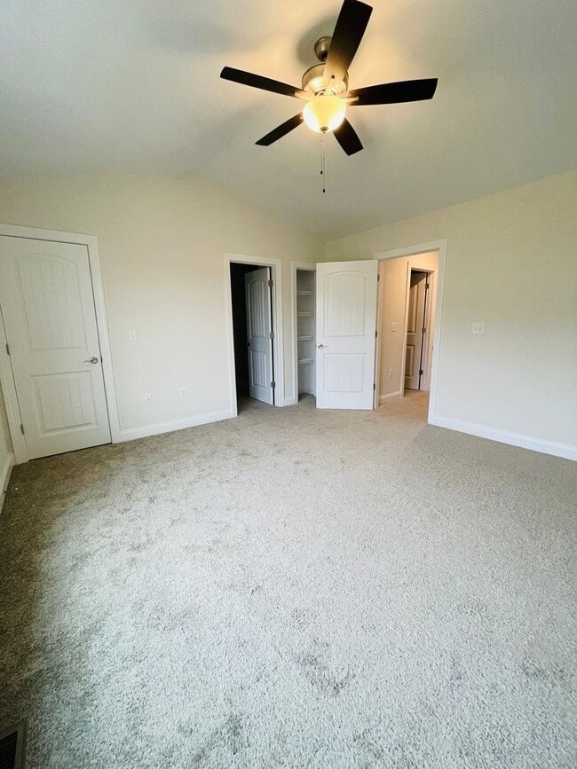 Building Photo - *LIKE NEW!* 3BR/2.5BA Townhouse in Crescen...