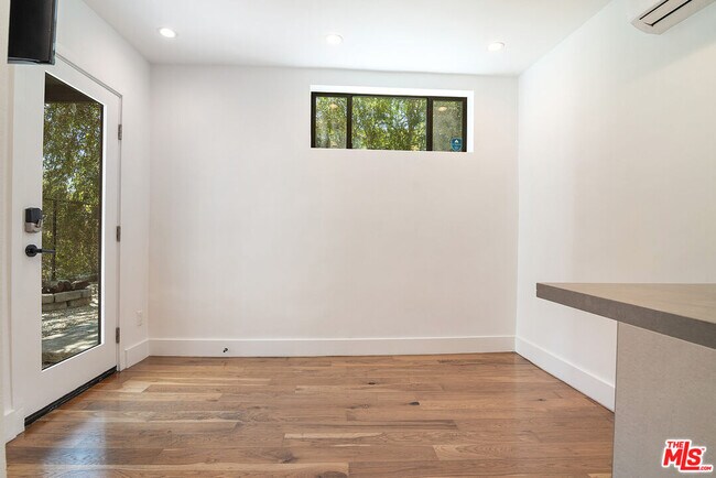 Building Photo - 2553 Glen Green St