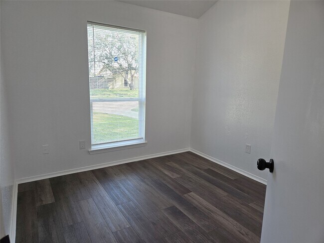 Building Photo - 2513 Knoxville Dr