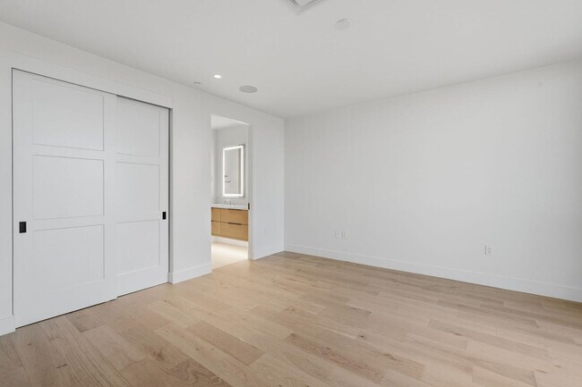 Building Photo - 4849 N Camelback Rdg Dr