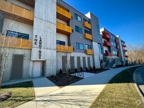 Building Photo - Modern Apartment in Great Asheville Location!