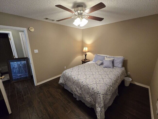 Building Photo - "Discover Spacious Comfort: 3-Bed, 2-Bath Gem on 77th Street (furnished)| Kingsgate