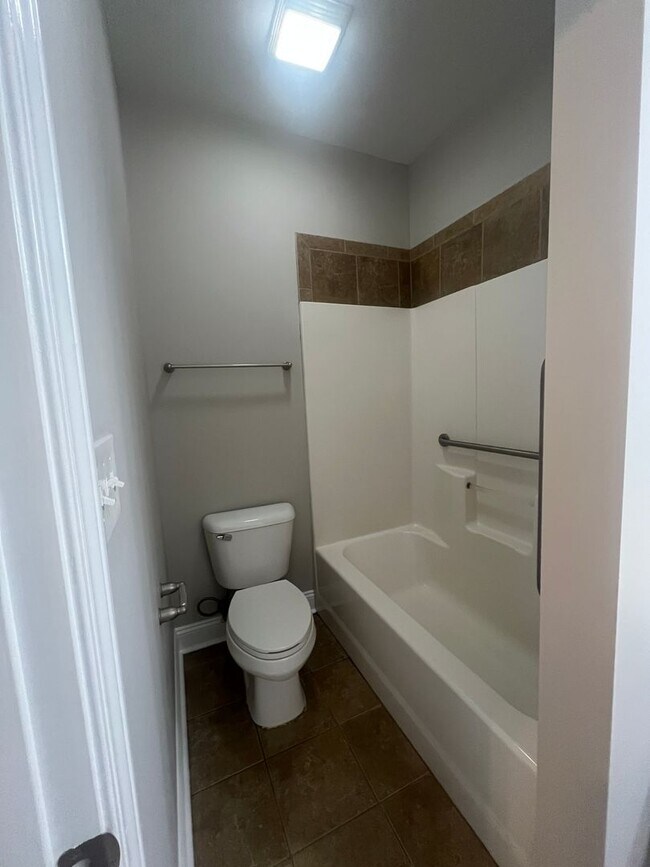 Building Photo - 128 Bentwood Cir