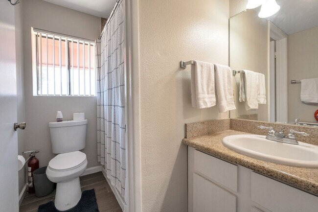 Building Photo - Two bedroom, two bathroom Scottsdale Condo!