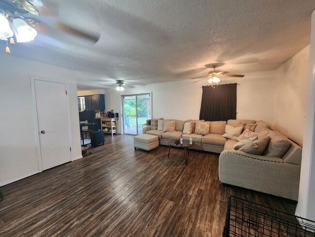 Building Photo - Darling Home in East Shawnee