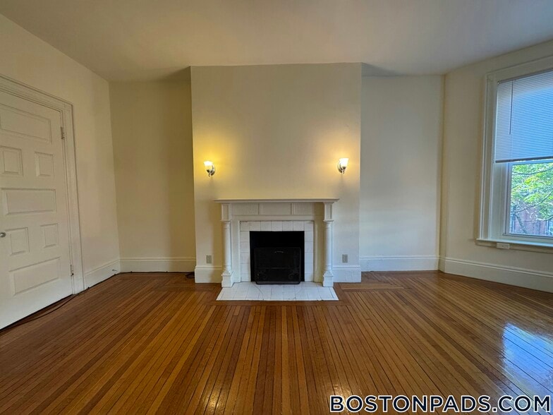 Building Photo - 379 Commonwealth Ave