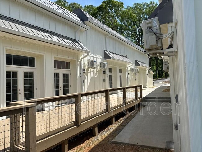 Building Photo - 138 Cowan St