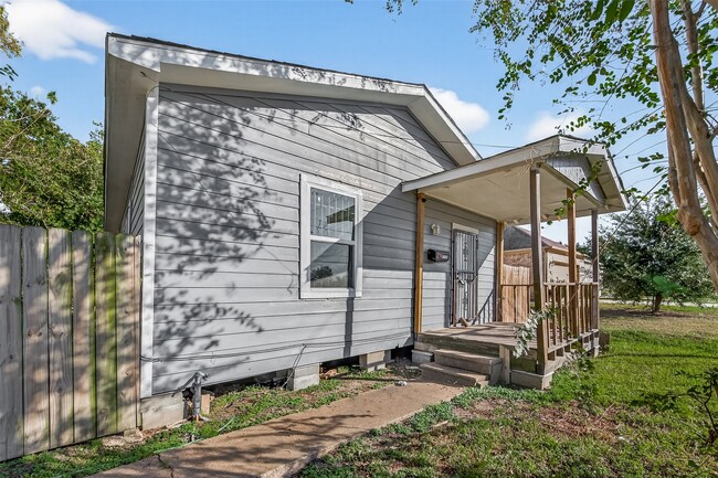 Primary Photo - 8211 Parnell St