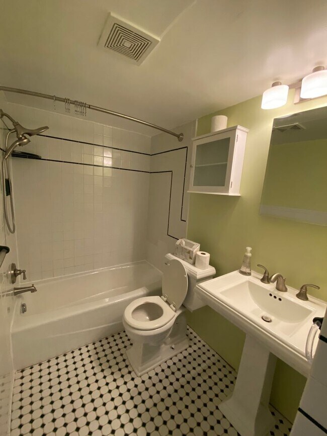 Building Photo - 2 Bedroom Condo with Balcony in a Quiet Building!