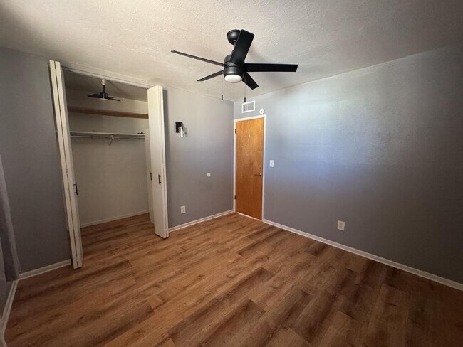 Building Photo - 4501 Pine Tree Dr