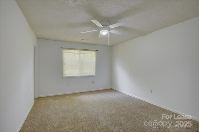 Building Photo - 405 N Summit Ave