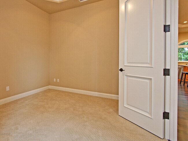 Building Photo - Spacious 3,224 Square Foot Townhouse!