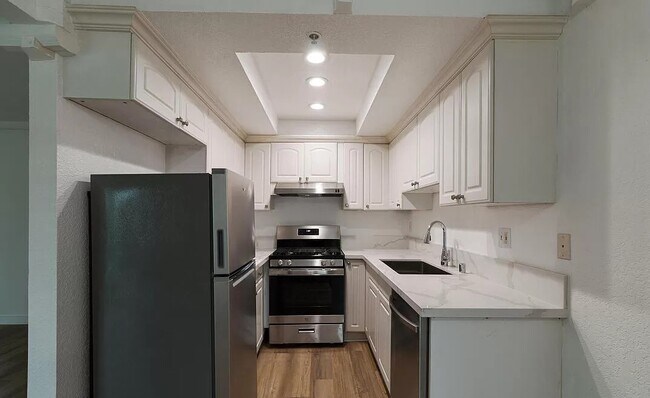 Building Photo - 601 S Grevillea Ave