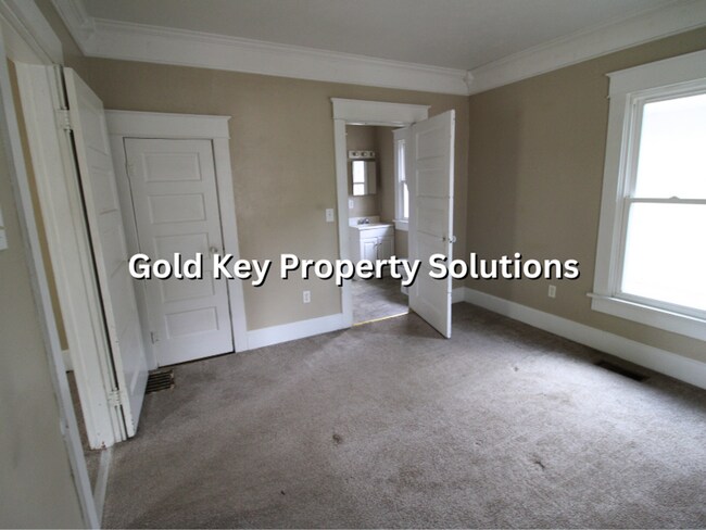 Building Photo - Attractive 2 BR 1 BA House with Central Air and Huge Front Porch (SECTION 8 APPROVED)