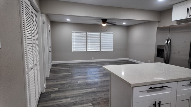 Building Photo - 917 Temple Dr