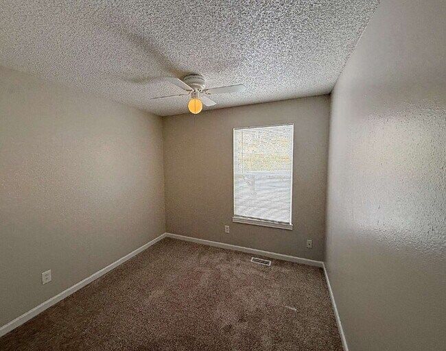 Building Photo - 1680 S Espana Way