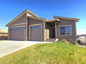 Building Photo - NEW and move-in ready! 4 bedroom, 3 bathro...