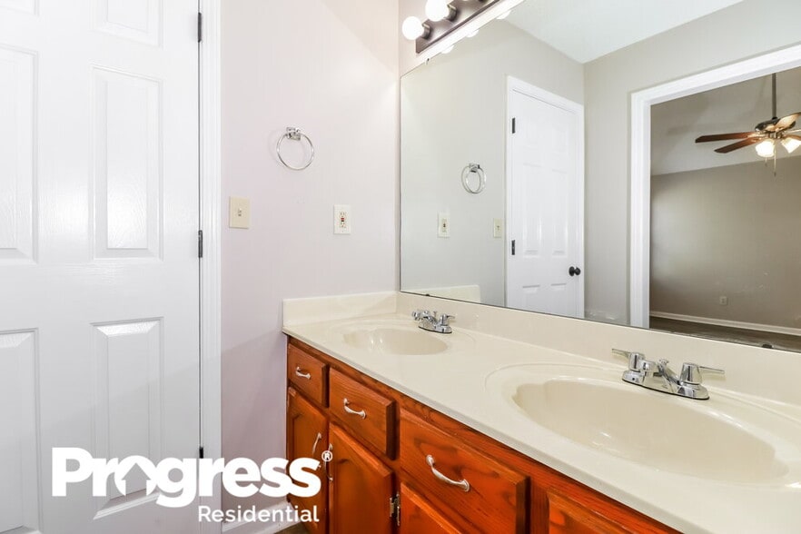 Building Photo - 1244 Breezy Gate Dr