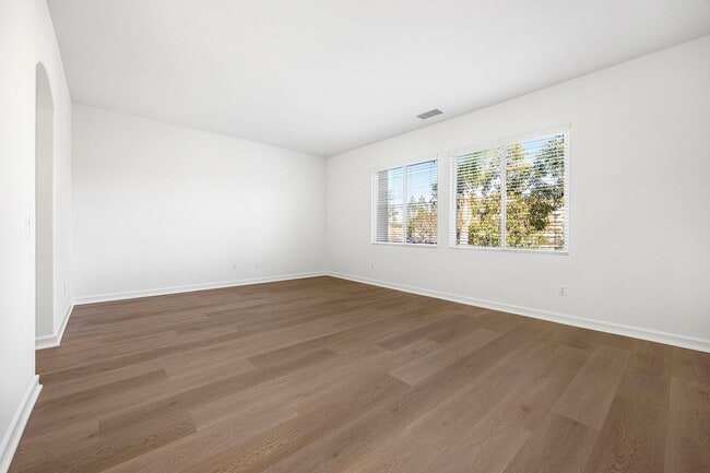 Building Photo - 2556 Pearblossom St