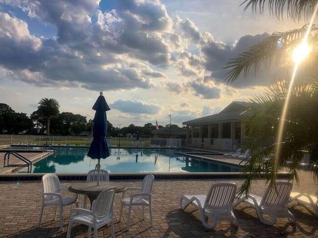 Building Photo - 3 Bed/2 Bath Home with Fenced Yard & Garage / Available Now!