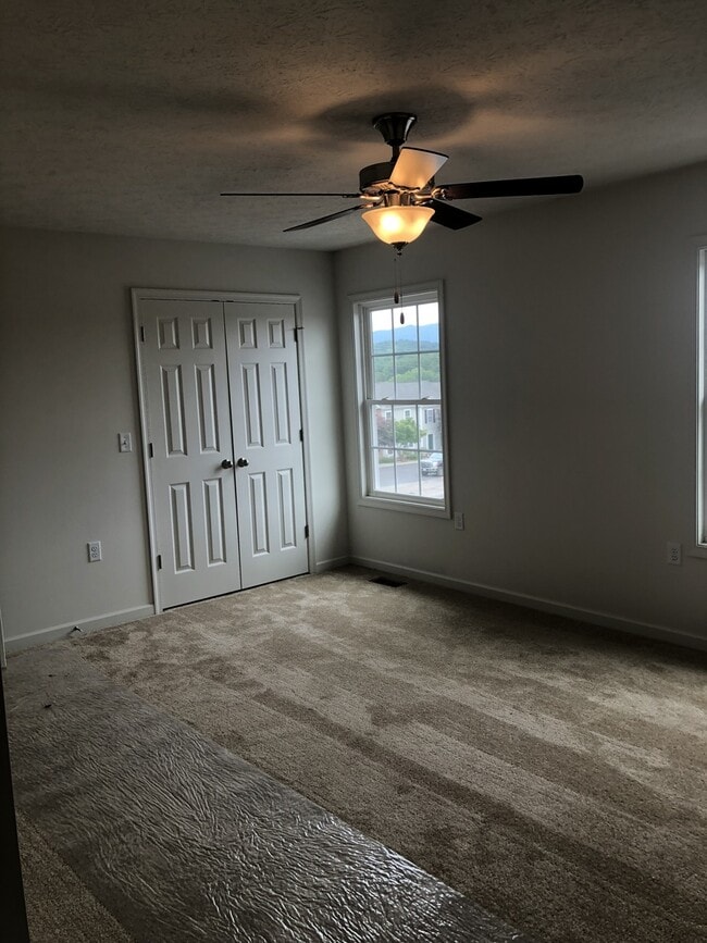 Building Photo - Two Master Suite Apartment Townhouse