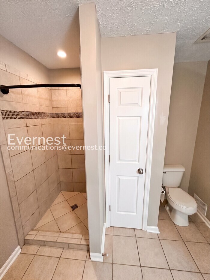 Building Photo - 608 Doral Pointe