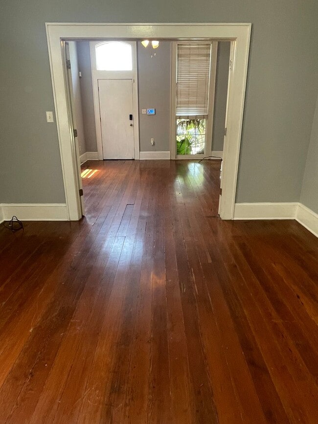 Building Photo - 1BD/1BA Shotgun with Laundry in Unit and Private Courtyard