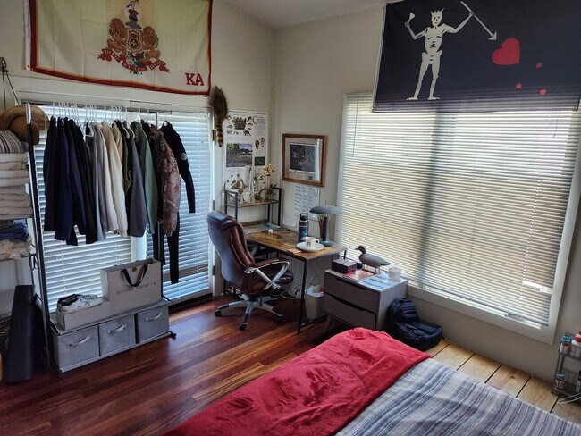 Building Photo - Downtown Rental