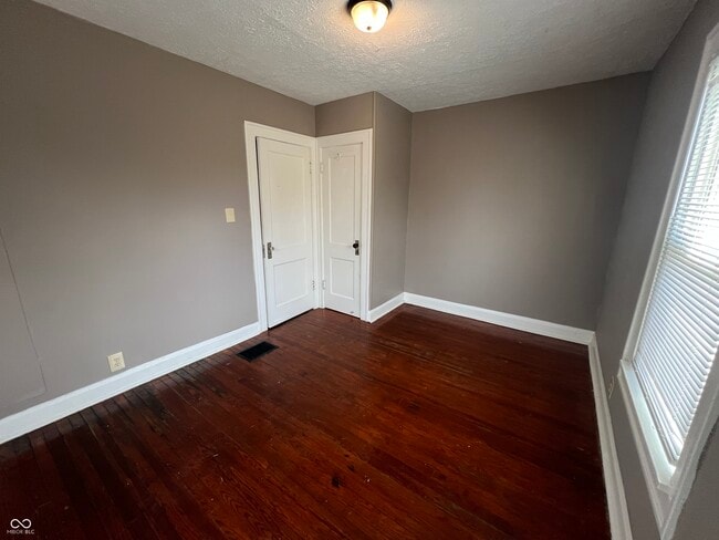 Building Photo - 896 N Gladstone Ave