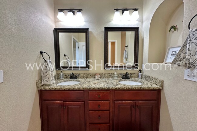 Building Photo - AVAILABLE IN AUG! 5BR/3BA IN S. CRESTVIEW