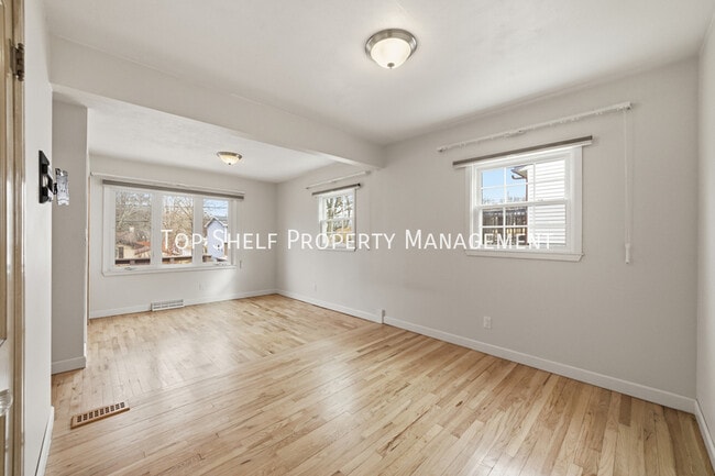 Building Photo - 502 Lacona Ave