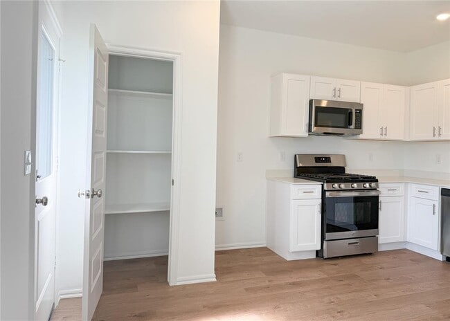 Building Photo - 16208 Lovers Ln