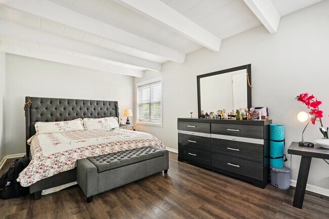 Building Photo - 2142 W Rosemont Ave