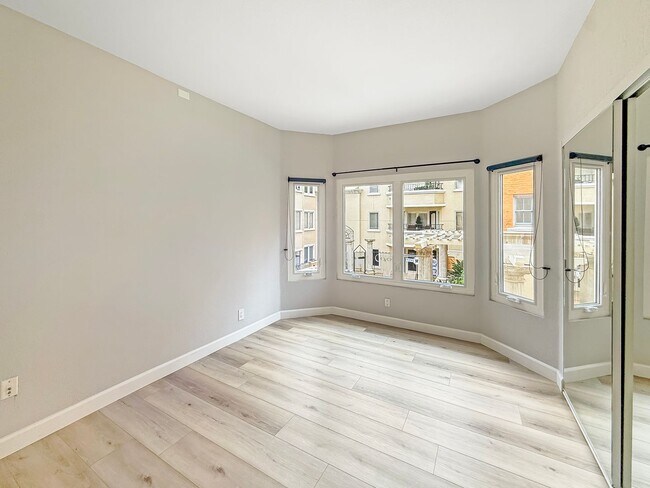 Building Photo - Beautiful 2B/2BA in the Marina w/ Newly Re...