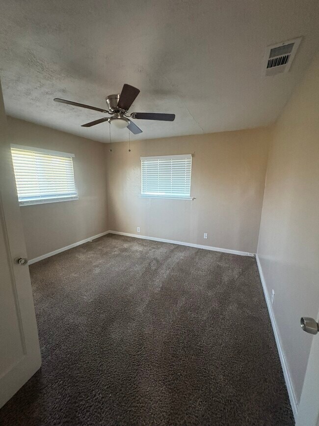 Building Photo - 6832 E Harvey Ave