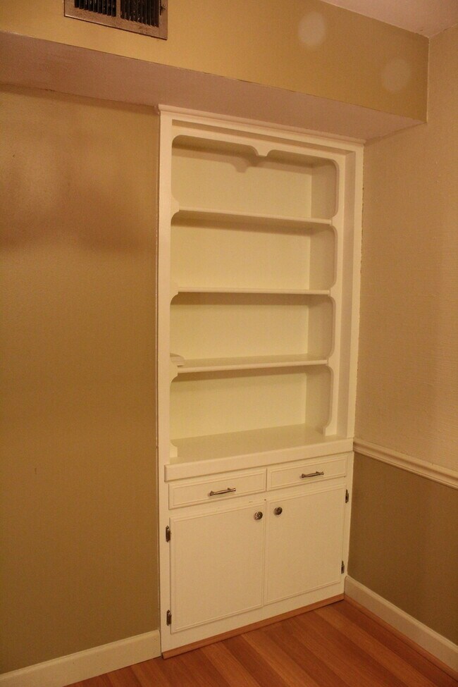 Building Photo - *COMING SOON* MOVE IN SPEICAL Upstairs Condo with Premium Amenities & Hardwood Floors!