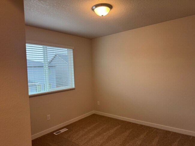Building Photo - Spacious 3 Bedroom – Move-In Ready Brand n...