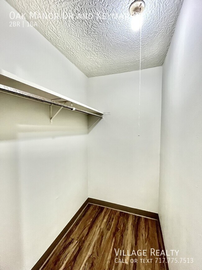 Building Photo - 221 Oak Manor Dr