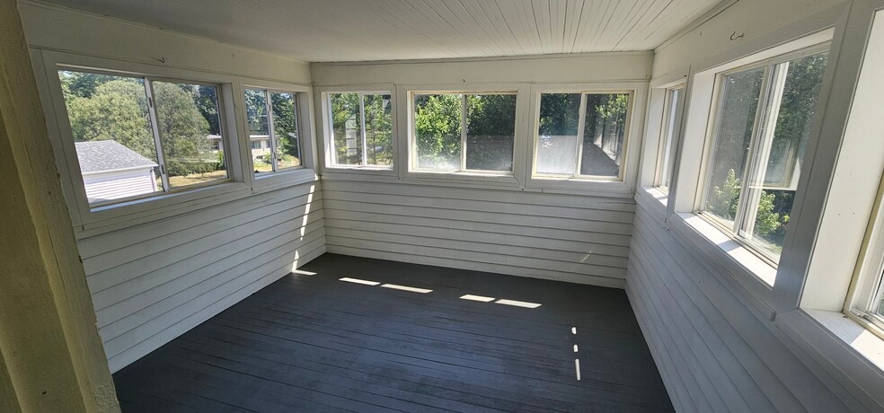 2nd Floor 3 season porch - 263 N Prairie St