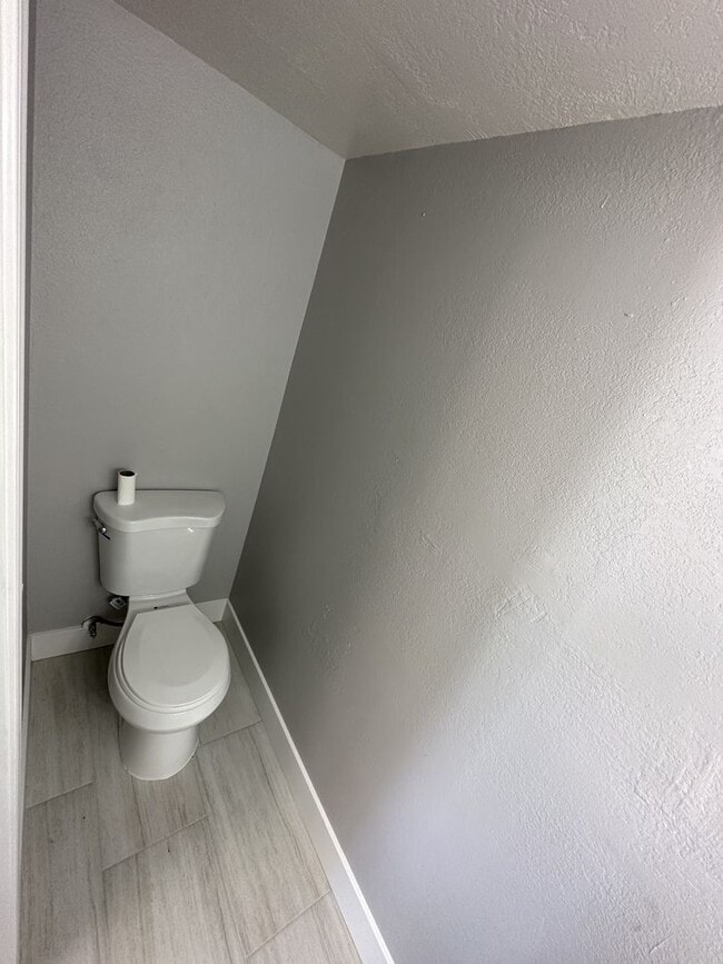 Building Photo - Cozy 2 bd, 1.5 bath condo with open floor ...