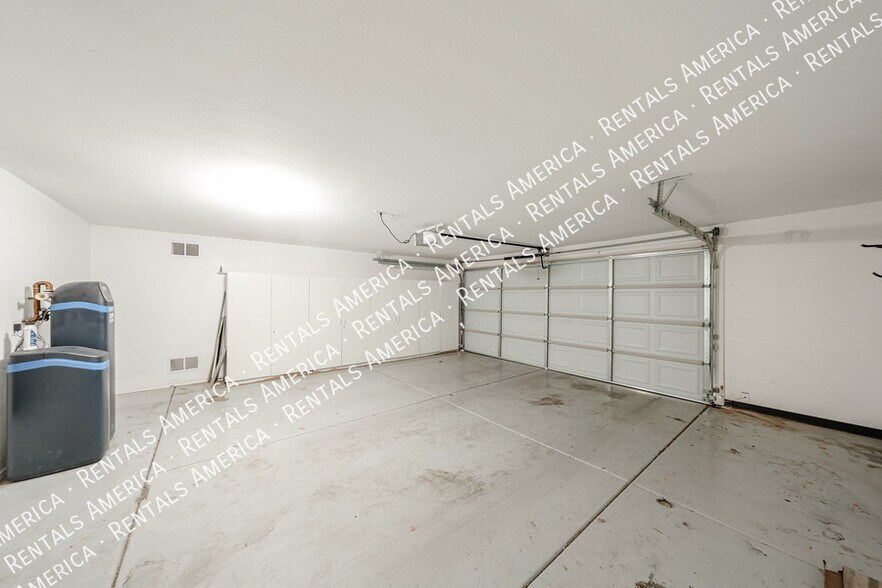 Building Photo - 2305 E Cherry Hills Pl