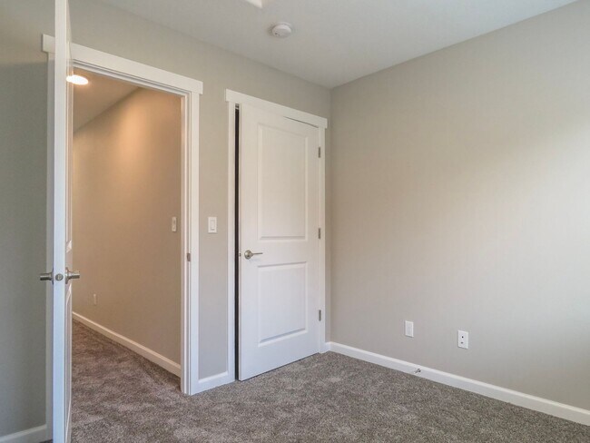 Building Photo - Market St Duplex