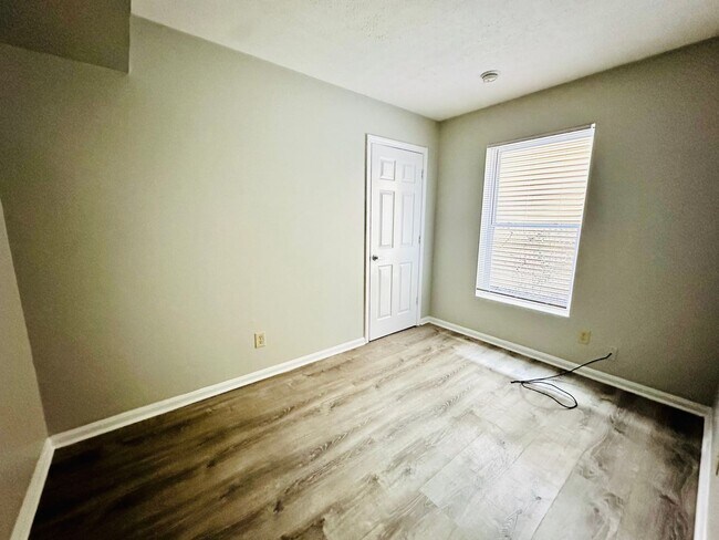 Building Photo - Affordable 3 bedroom in West Louisville-Section 8 Accepted